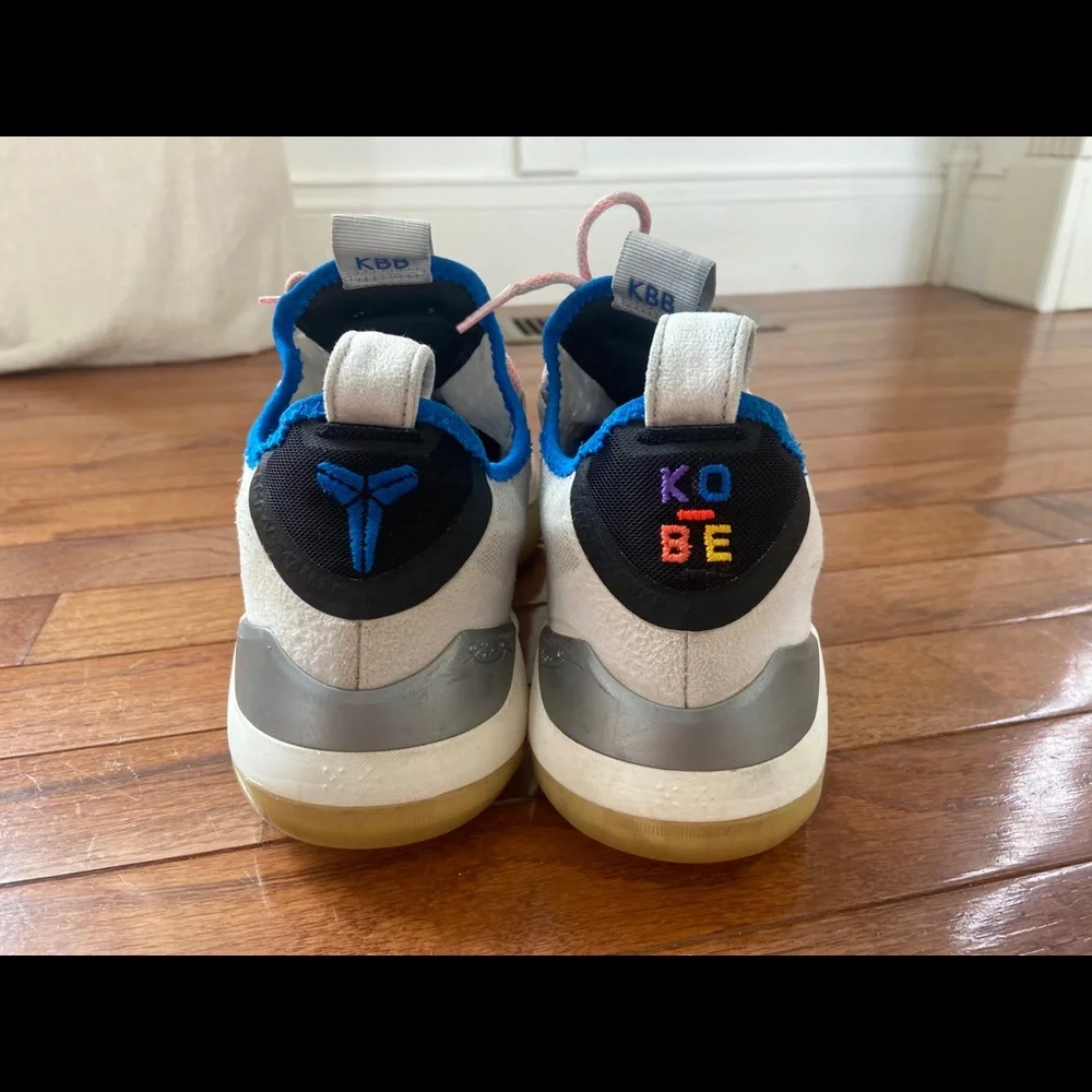Nike Kobe A.D. 2018 AV3555-004 Men’s Size 9 Basketball Shoes White/Blue No Box